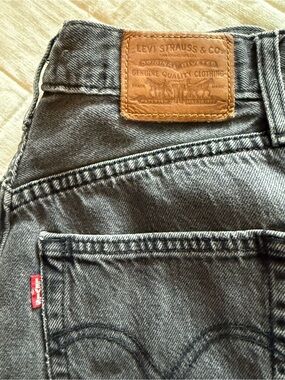 LEVIS women’s Charcoal Grey Jeans with Leather Patch